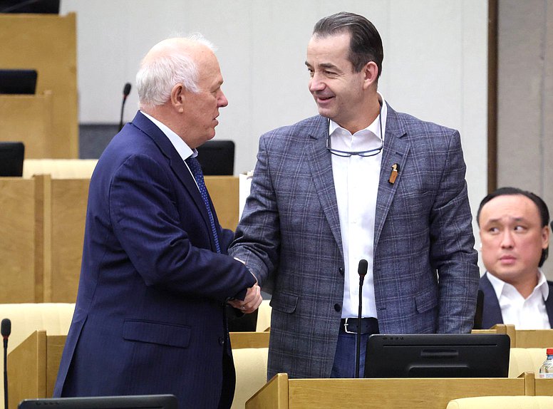 Заместитель Председателя Комитета по экологии, природным ресурсам и охране окружающей среды Анатолий Грешневиков и Первый заместитель Председателя Комитета по культуре Дмитрий Певцов