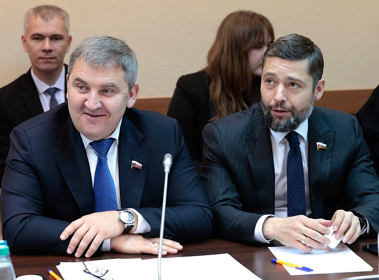 Член Комитета по контролю Дмитрий Ламейкин и член Комитета по строительству и ЖКХ Александр Якубовский