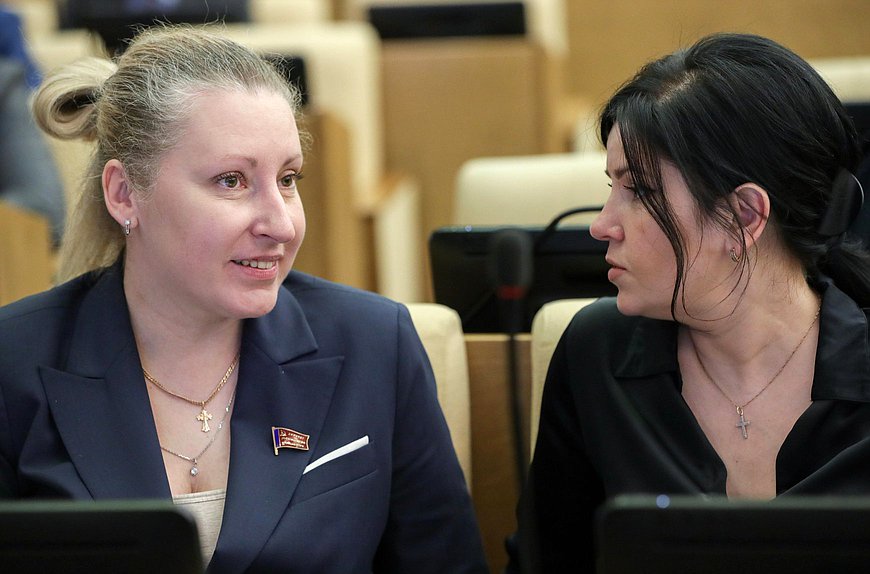 Заместитель Председателя Комитета по вопросам семьи, женщин и детей Мария Дробот и член Комитета по аграрным вопросам Мария Прусакова