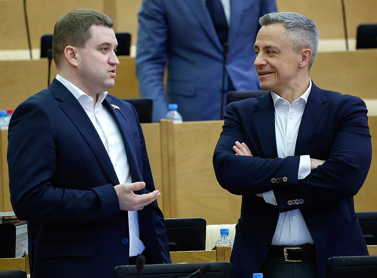 Первый заместитель Председателя Комитета по развитию гражданского общества, вопросам общественных и религиозных объединений Артем Бичаев и заместитель Председателя Комитета по вопросам собственности, земельным и имущественным отношениям Владимир Самокиш