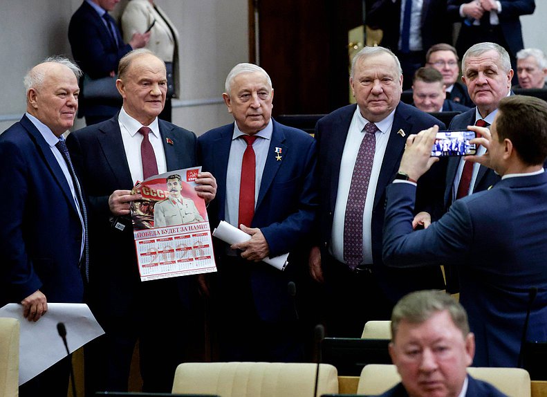 Заместитель Председателя Комитета по экологии, природным ресурсам и охране окружающей среды Анатолий Грешневиков, руководитель фракции КПРФ Геннадий Зюганов, Председатель Комитета по развитию Дальнего Востока и Арктики Николай Харитонов, заместитель Председателя Комитета по развитию гражданского общества, вопросам общественных и религиозных объединений Владимир Шаманов и Первый заместитель Председателя Комитета по труду, социальной политике и делам ветеранов Николай Коломейцев