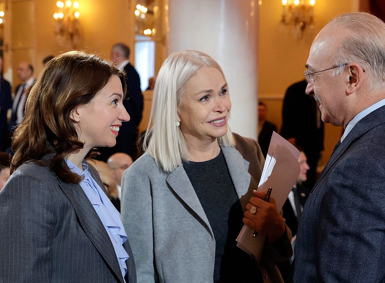 Первый заместитель Председателя Комитета по государственному строительству и законодательству Ирина Панькина, Председатель Комитета по просвещению Ирина Белых и Председатель Комитета по науке и высшему образованию Сергей Кабышев