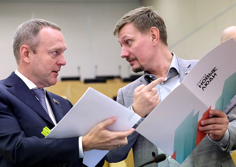 Первый заместитель Председателя Комитета по финансовому рынку Константин Бахарев и заместитель Председателя Комитета по энергетике Владимир Плякин