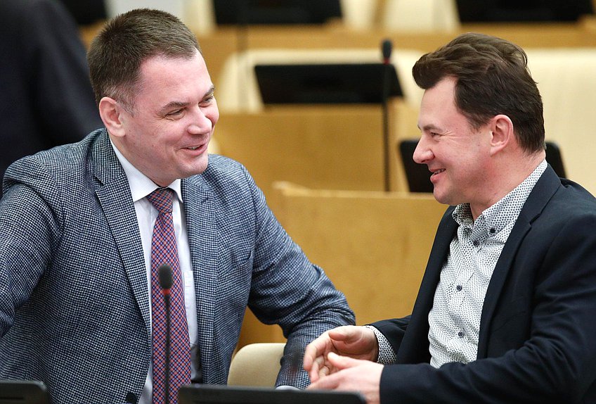 Заместитель Председателя Комитета по вопросам собственности, земельным и имущественным отношениям Алексей Корниенко и член Комитета по транспорту и развитию транспортной инфраструктуры Роман Романенко