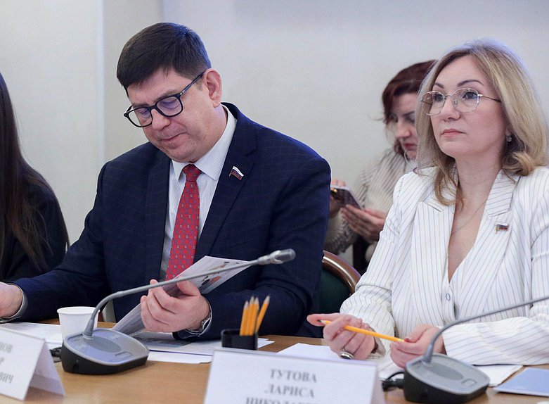 Члены Комитета по просвещению Виктор Смирнов и Лариса Тутова