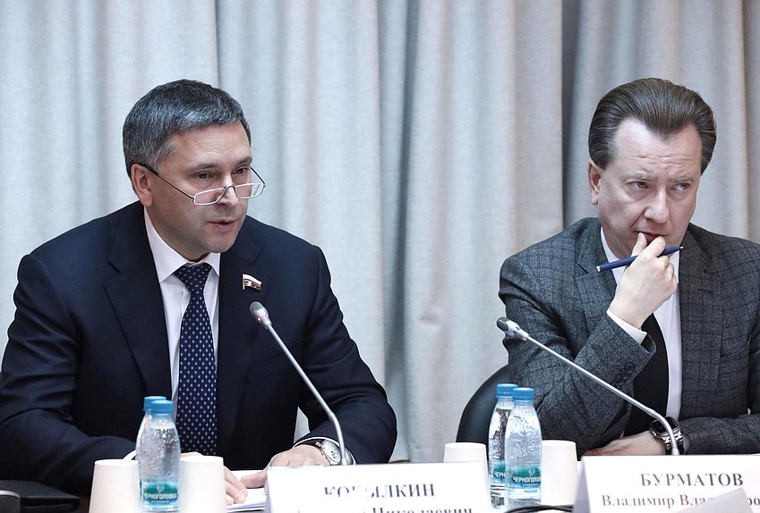 Председатель Комитета по экологии, природным ресурсам и охране окружающей среды Дмитрий Кобылкин и Первый заместитель Председателя Комитета Владимир Бурматов