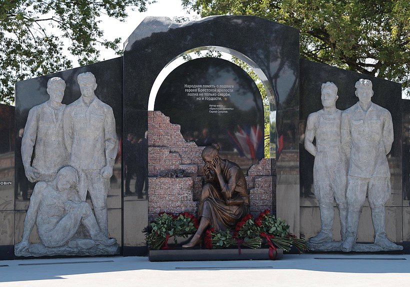 Мемориал "Скорбь" в Бресте