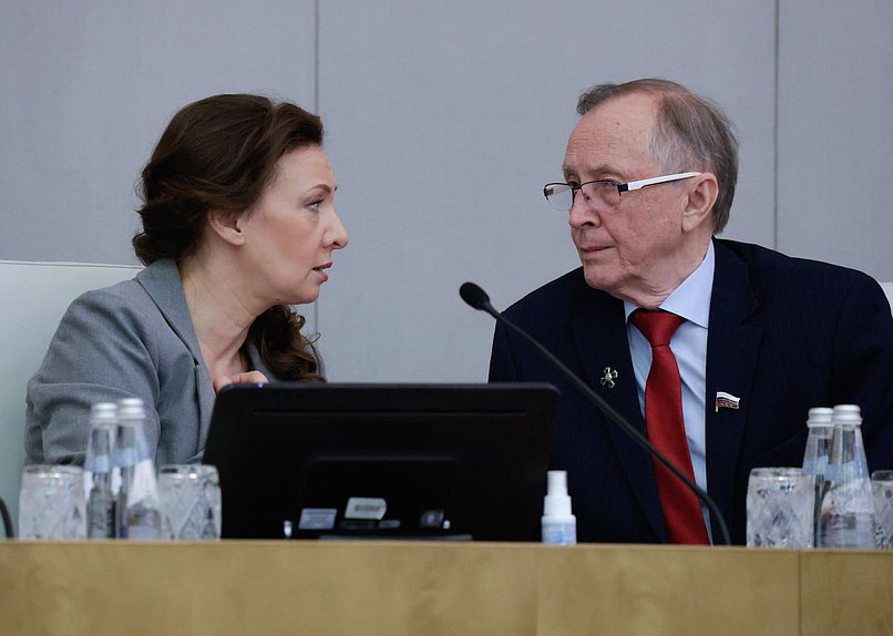 Заместитель Председателя Государственной Думы Анна Кузнецова и Первый заместитель Председателя Комитета по развитию гражданского общества, вопросам общественных и религиозных объединений Николай Бурляев