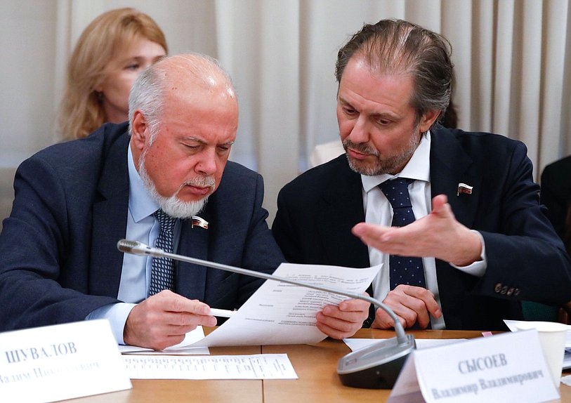 Члены Комитета по экологии, природным ресурсам и охране окружающей Вадим Шувалов и Владимир Сысоев