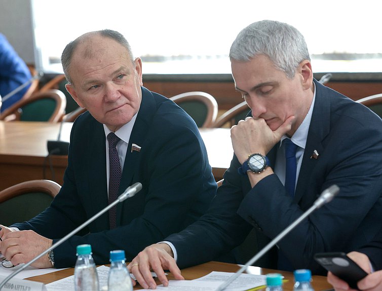 Член Комитета по охране здоровья Николай Щеглов и заместитель Председателя Комитета Евгений Нифантьев