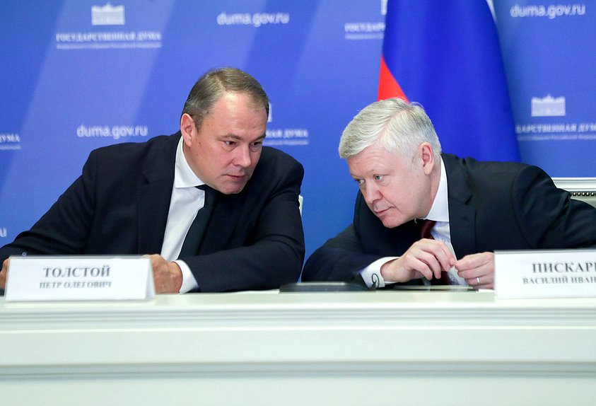 Deputy Chairman of the State Duma Petr Tolstoy and Chairman of the Committee on Security and Corruption Control Vasilii Piskarev