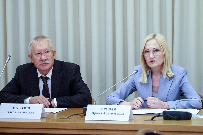 Председатель Комитета по контролю Олег Морозов и заместитель Председателя Государственной Думы Ирина Яровая