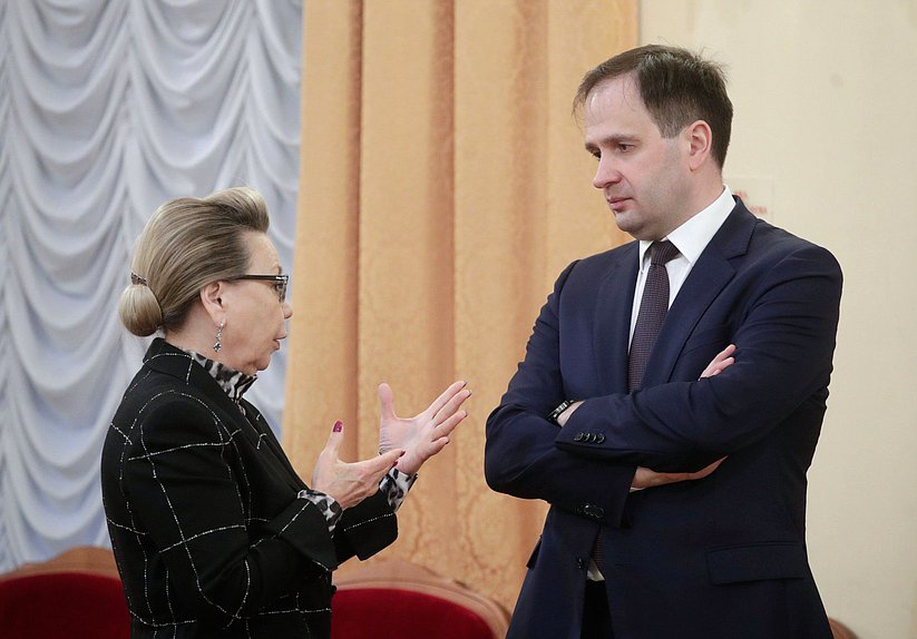Член Комитета по бюджету и налогам Галина Данчикова и заместитель Министра финансов РФ Павел Кадочников