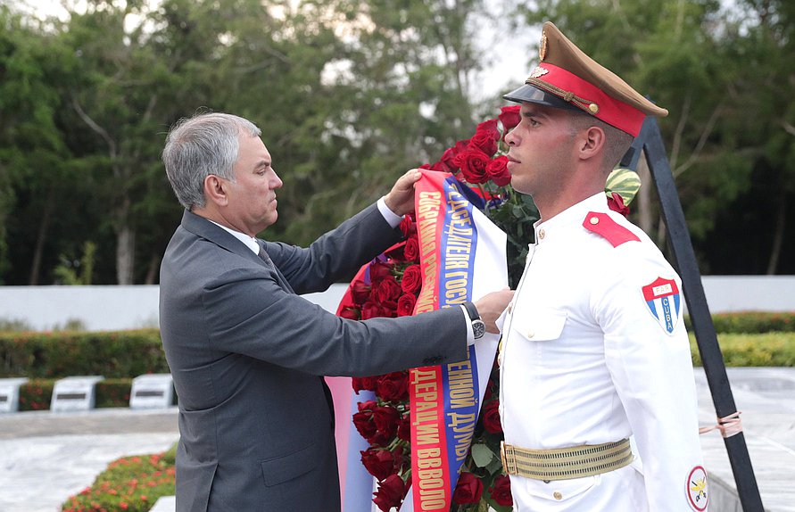 Chairman of the State Duma Vyacheslav Volodin laid a wreath at the Memorial to the Soviet Internationalist Soldier