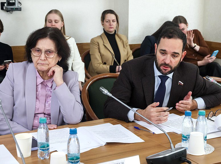 Член Комитета по охране здоровья Римма Утяшева и Первый заместитель Председателя Комитета по науке и высшему образованию Александр Мажуга