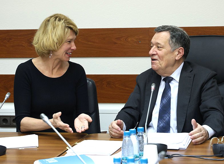 Министр сельского хозяйства РФ Оксана Лут и Председатель Комитета по бюджету и налогам Андрей Макаров