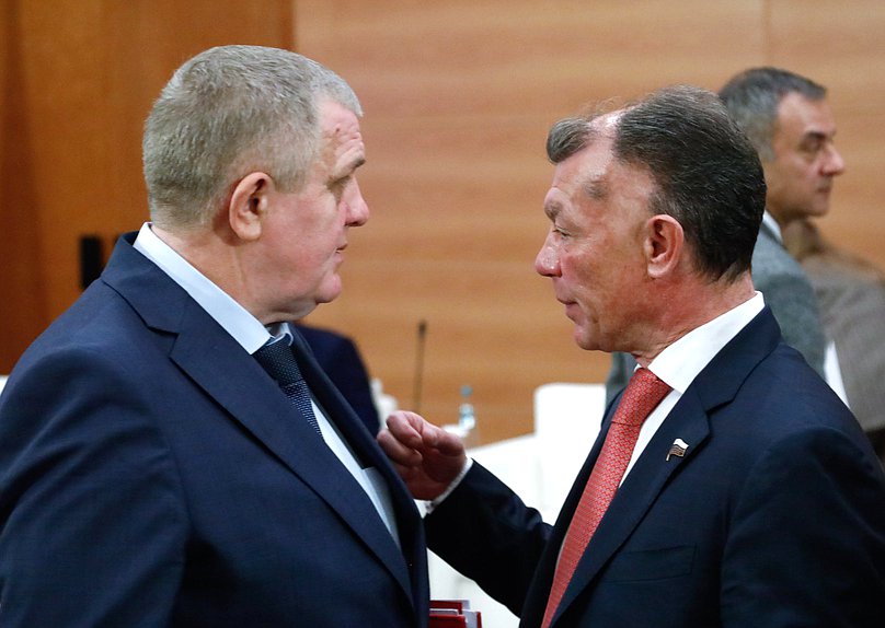 Первый заместитель Председателя Комитета по труду, социальной политике и делам ветеранов Николай Коломейцев и Председатель Комитета по экономической политике Максим Топилин