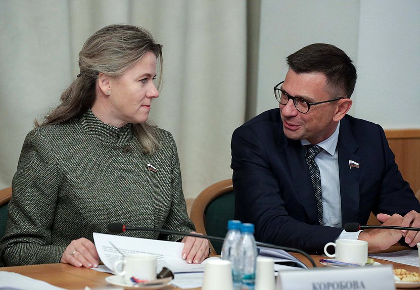 Член Комитета по защите семьи, вопросам отцовства, материнства и детства Ольга Коробова и член Комитета по промышленности и торговле Игорь Антропенко