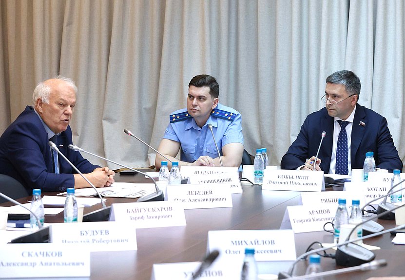Заместитель Председателя Комитета по экологии, природным ресурсам и охране окружающей среды Анатолий Грешневиков и Председатель Комитета Дмитрий Кобылкин