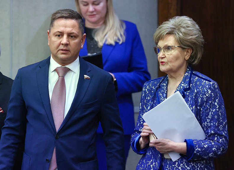 Член Комитета по строительству и ЖКХ Илья Вольфсон и член Комитета по защите семьи, вопросам отцовства, материнства и детства Татьяна Ларионова