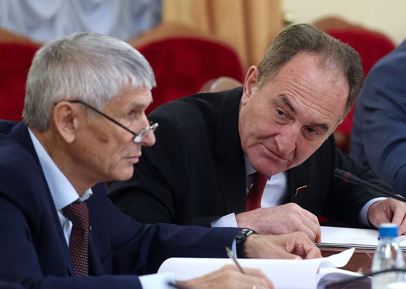 Члены Комитета по аграрным вопросам Алексей Лавриненко и Николай Васильев