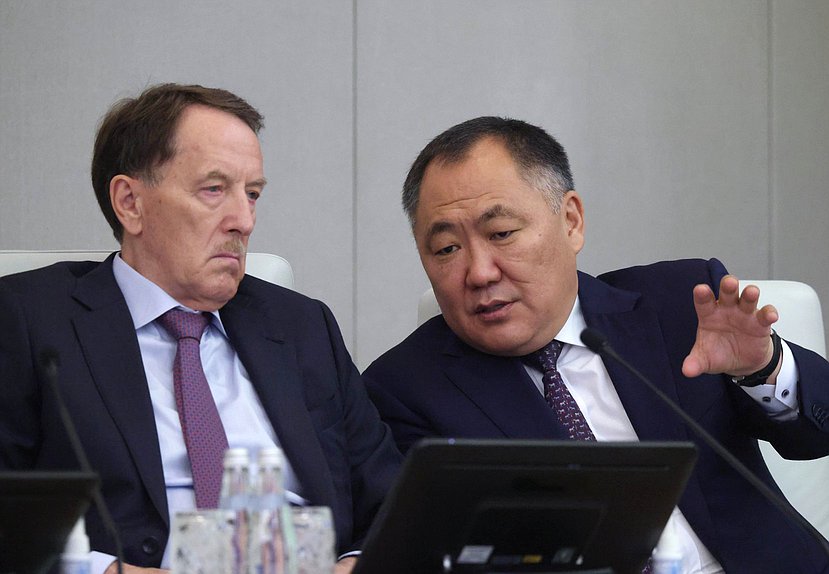 Заместители Председателя Государственной Думы Алексей Гордеев и Шолбан Кара-оол