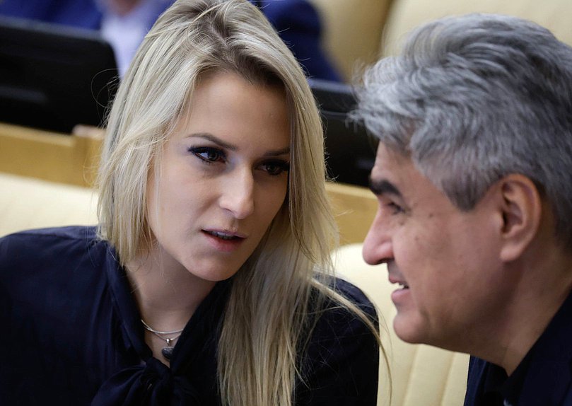 Председатель Комитета по развитию гражданского общества, вопросам общественных и религиозных объединений Яна Лантратова и руководитель фракции "Новые люди" Алексей Нечаев