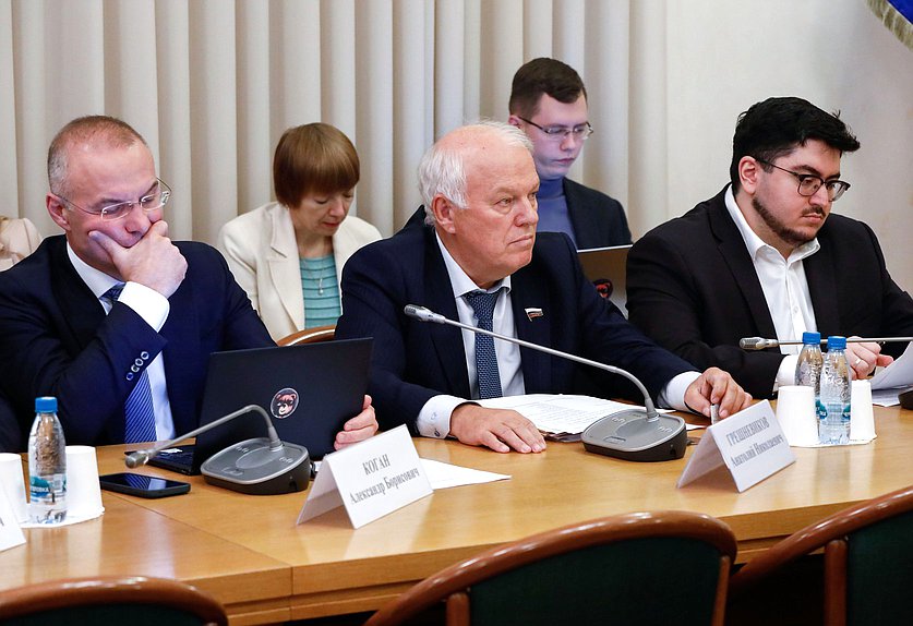 Заместители председателя Комитета по экологии, природным ресурсам и охране окружающей среды Александр Коган, Анатолий Грешневиков и Георгий Арапов