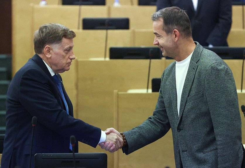 Член Комитета по финансовому рынку Вячеслав Макаров и Первый заместитель Председателя Комитета по культуре Дмитрий Певцов