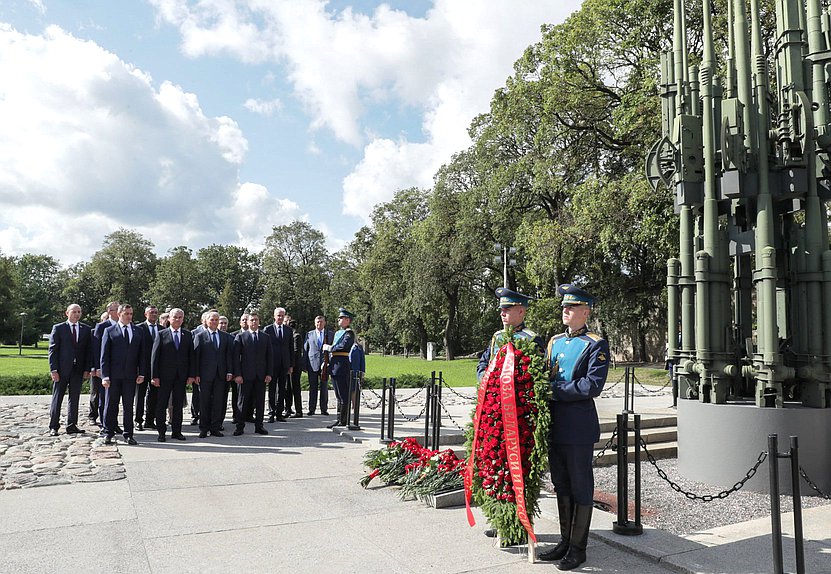 Председатель Государственной Думы Вячеслав Володин, Председатель Палаты представителей Национального собрания Республики Беларусь Владимир Андрейченко и губернатор Псковской области Михаил Ведерников. Могила Неизвестного Солдата в Пскове