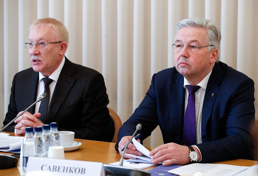 Председатель Комитета по контролю Олег Морозов и Директор Института государства и права РАН Александр Савенков