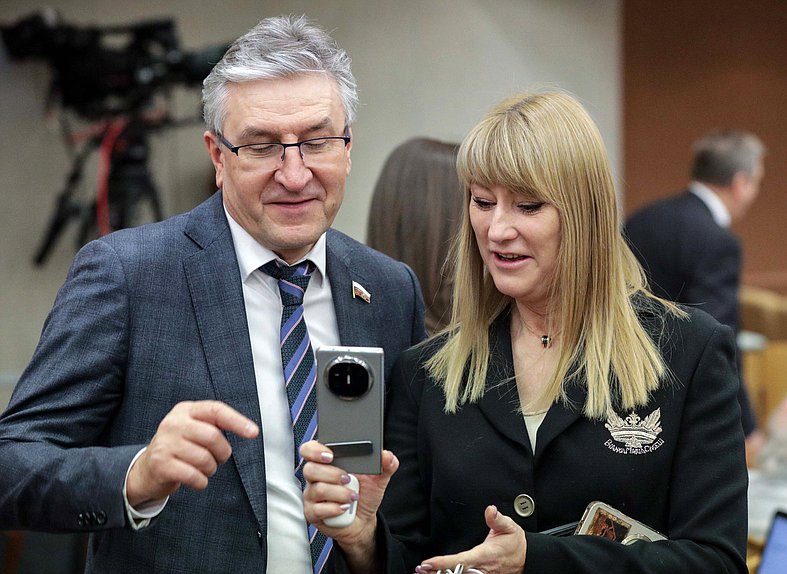 Член Комитета по бюджету и налогам Айрат Фаррахов и Первый заместитель Председателя Комитета по международным делам Светлана Журова