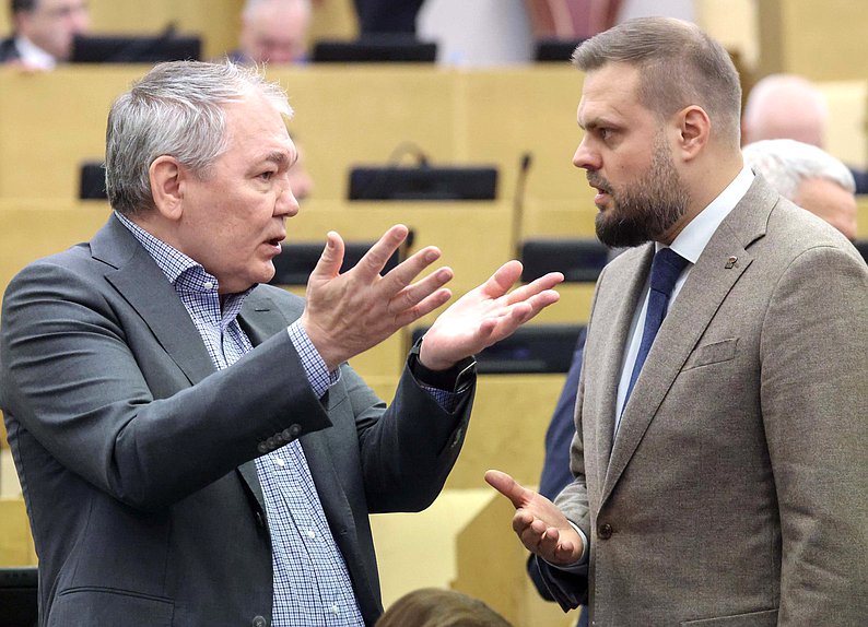 Председатель Комитета по делам СНГ, евразийской интеграции и связям с соотечественниками Леонид Калашников и заместитель Председателя Комитета по делам СНГ, евразийской интеграции и связям с соотечественниками Артем Туров