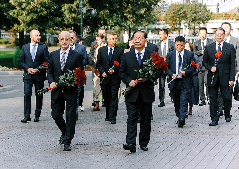 Заместитель Председателя Государственной Думы Александр Бабаков и заместитель Председателя Постоянного комитета Всекитайского собрания народных представителей Пэн Цинхуа возложили цветы к Могиле Неизвестного Солдата