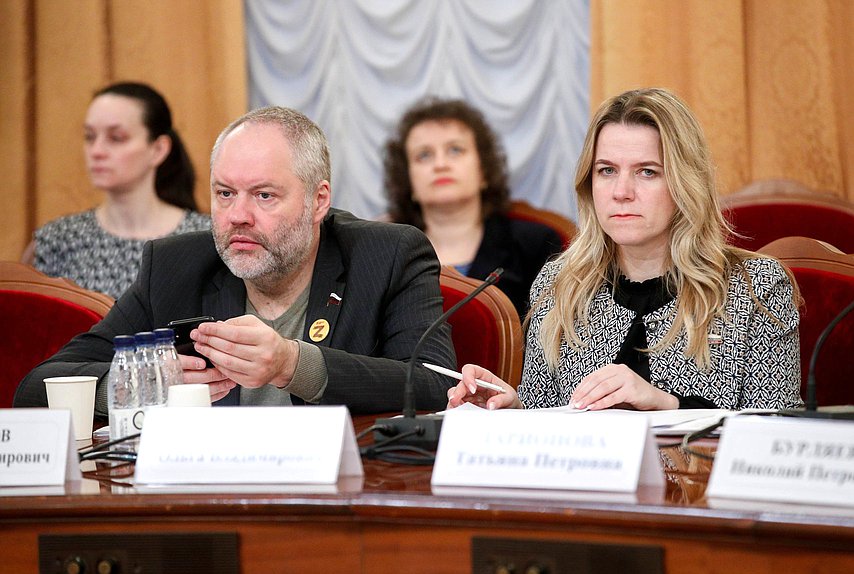 Член Комитета по развитию Дальнего Востока и Арктики Николай Новичков и член Комитета по вопросам семьи, женщин и детей Ольга Коробова