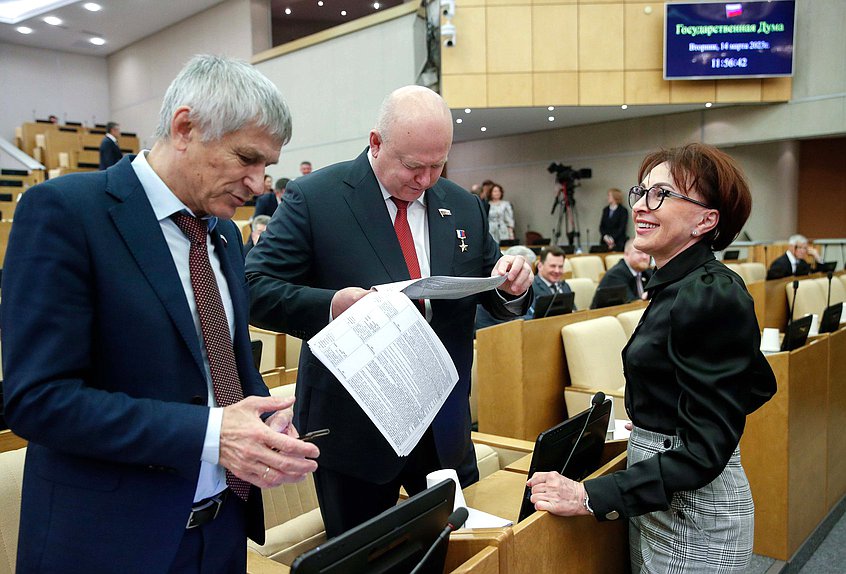 Член Комитета по аграрным вопросам Алексей Лавриненко, Первый заместитель Председателя Комитета по обороне Андрей Красов и член Комитета по обороне Татьяна Кусайко