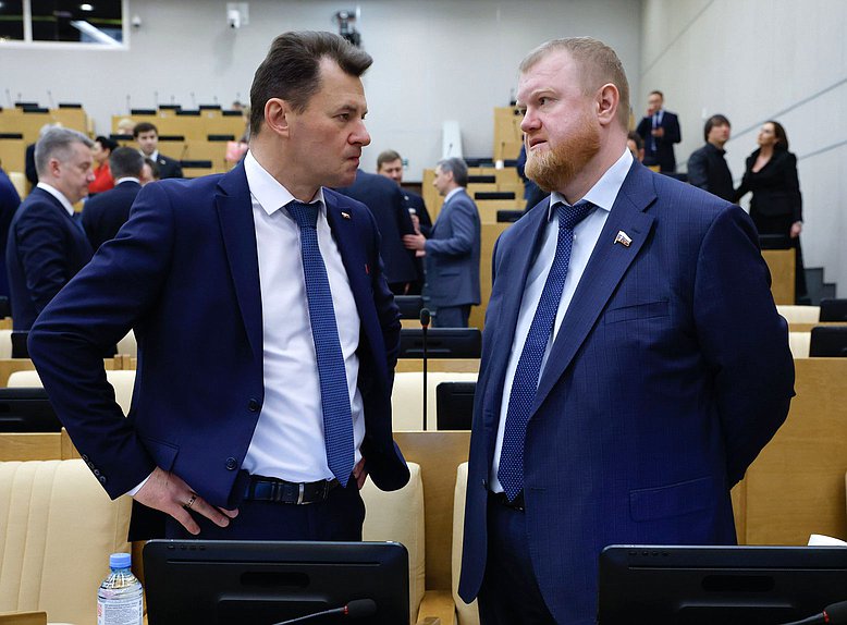 Заместитель Председателя Комитета по региональной политике и местному самоуправлению Роман Любарский и член Комитета по транспорту и развитию транспортной инфраструктуры Роман Романенко