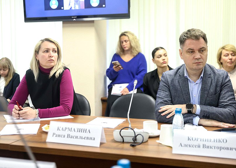 Заместитель Председателя Комитета по региональной политике и местному самоуправлению Оксана Фадина и заместитель Председателя Комитета по вопросам собственности, земельным и имущественным отношениям Алексей Корниенко