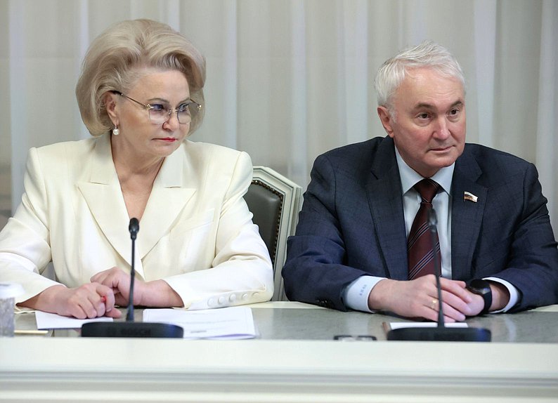 Председатель Комитета по защите семьи, вопросам отцовства, материнства и детства Нина Останина и Председатель Комитета по обороне Андрей Картаполов