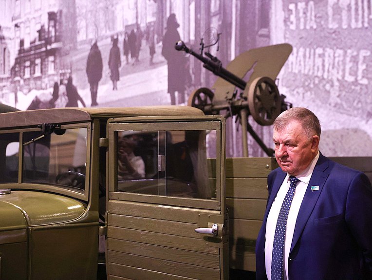 Участники Совета законодателей РФ осмотрели экспозицию патриотического объединения «Ленрезерв» о жизни блокадного Ленинграда