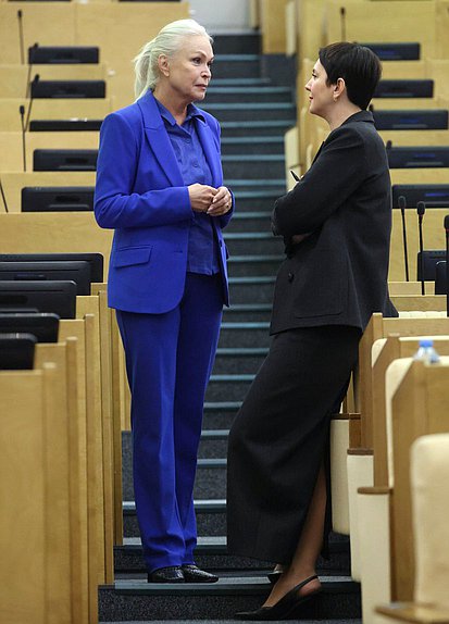 Председатель Комитета по просвещению Ирина Белых и заместитель Председателя Комитета по экологии, природным ресурсам и охране окружающей среды Жанна Рябцева