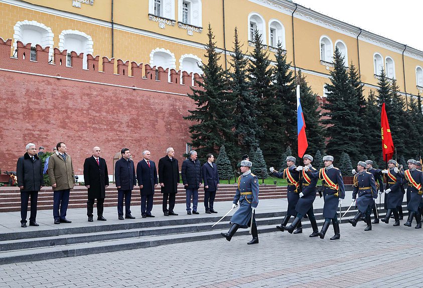 Вячеслав Володин и главы делегаций стран — членов ПА ОДКБ возложили цветы к Могиле Неизвестного Солдата