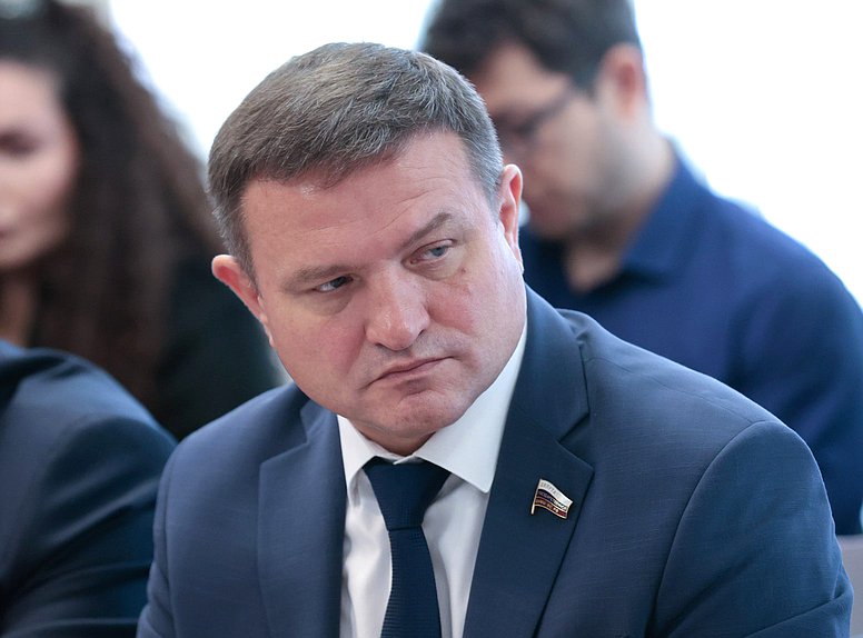 Член Комитета по промышленности и торговле  Александр Дроздов