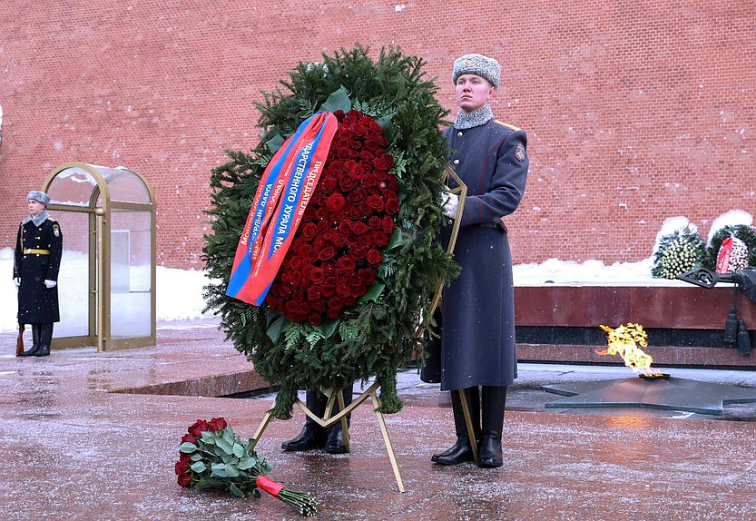 Председатель Великого Государственного Хурала Монголии Ням-Осорын Учрал возложил венок к Могиле Неизвестного солдата