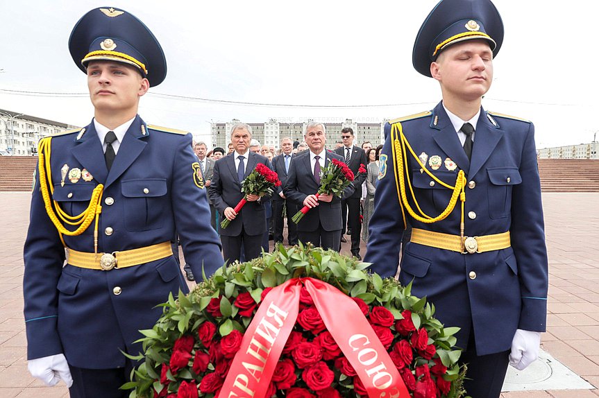 Председатель Государственной Думы Вячеслав Володин, Председатель Палаты представителей Национального собрания Республики Беларусь Владимир Андрейченко и депутаты возложили цветы к Мемориальному комплексу в честь советских воинов-освободителей, партизан и подпольщиков Витебщины