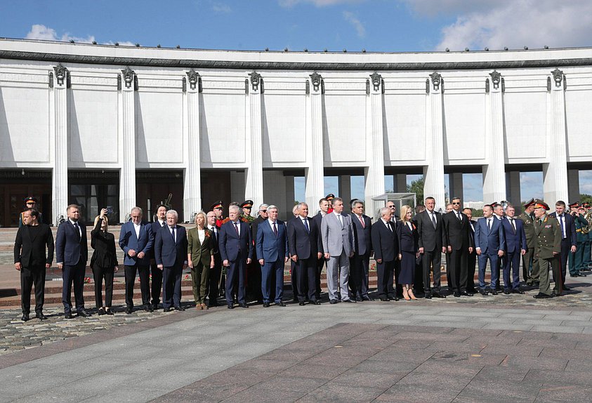 Возложение венка к Вечному огню в парке Победы на Поклонной горе в День памяти и скорби в 83-ю годовщину начала Великой Отечественной войны