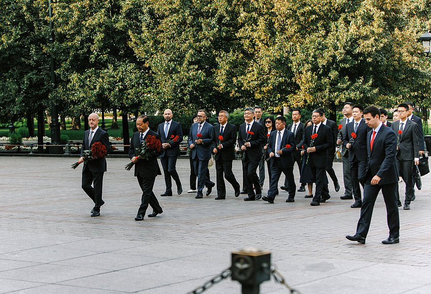 Заместитель Председателя Государственной Думы Александр Бабаков и заместитель Председателя Постоянного комитета Всекитайского собрания народных представителей Пэн Цинхуа возложили цветы к Могиле Неизвестного Солдата