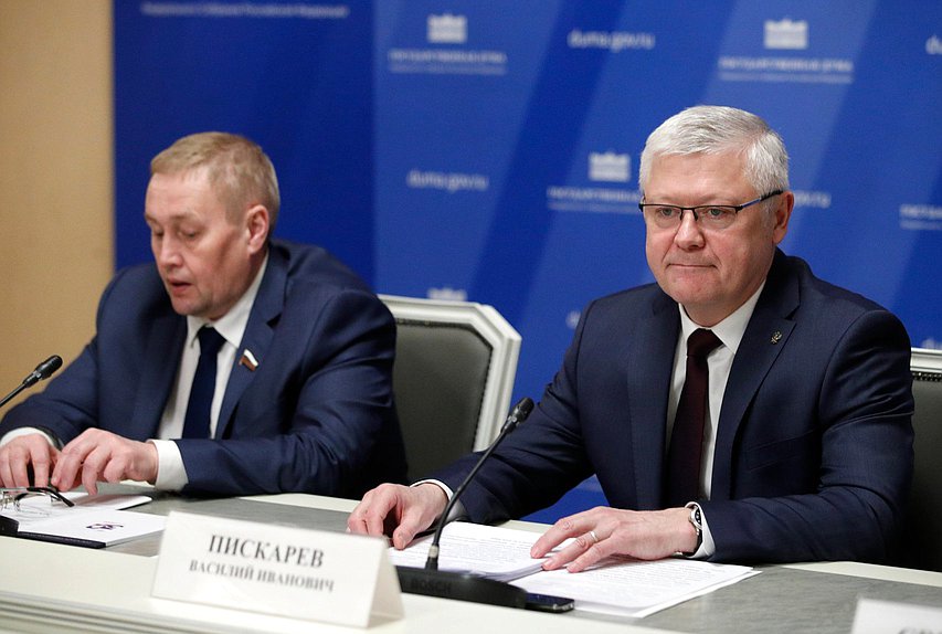 Председатель Комитета по безопасности и противодействию коррупции Василий Пискарев и член Комитета Андрей Альшевских