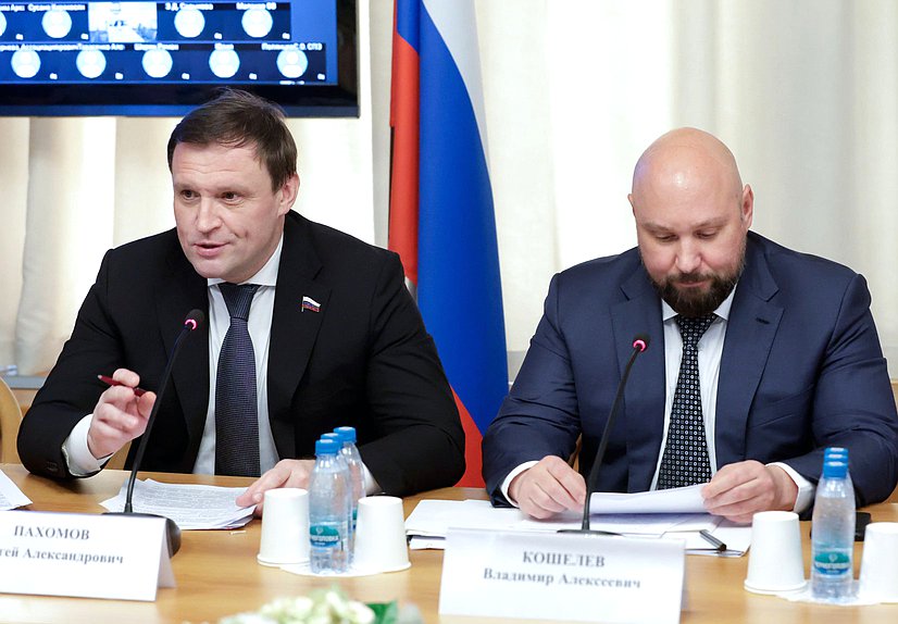 Председатель Комитета по строительству и ЖКХ Сергей Пахомов и Первый заместитель Председателя Комитета Владимир Кошелев