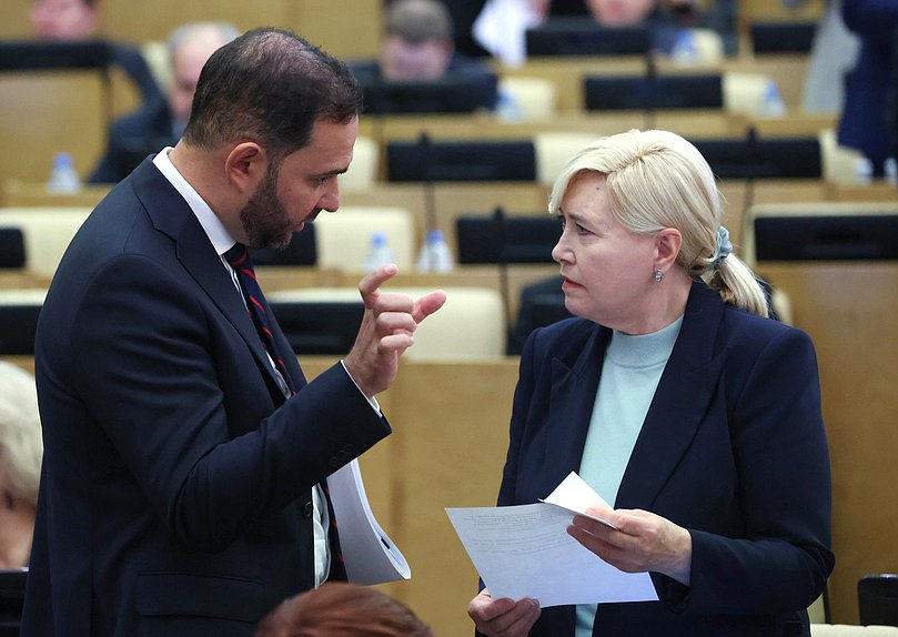 Первый заместитель Председателя Комитета по науке и высшему образованию Александр Мажуга и член Комитета по охране здоровья Тамара Фролова